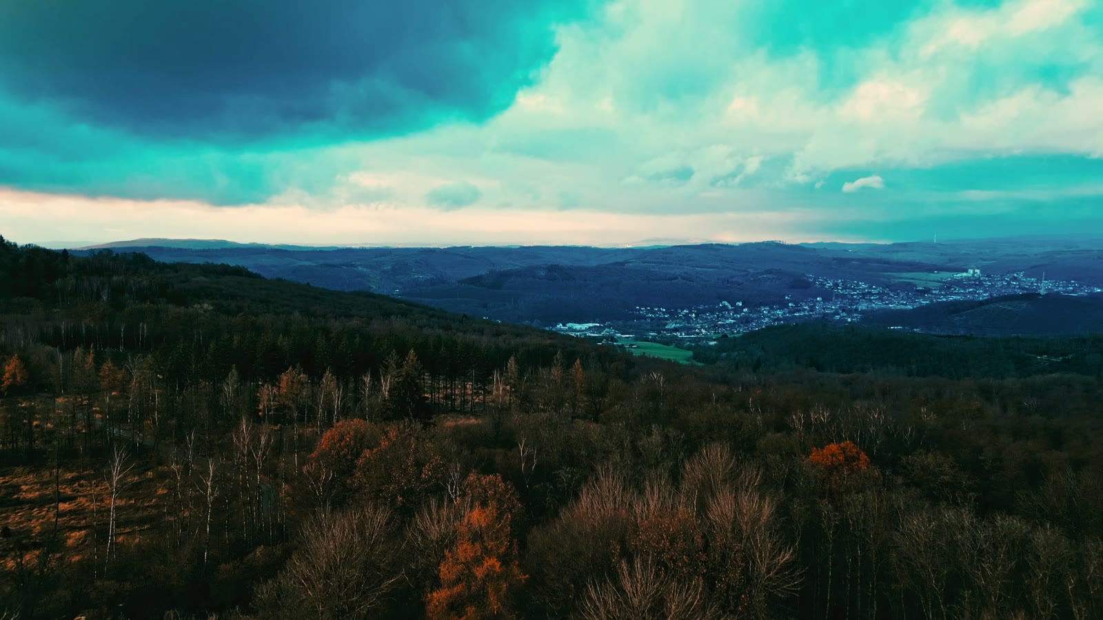 Weiter Blick vom Hohenseelbachskopf über die bewaldeten Höhen des Siegerlands in der Dämmerung